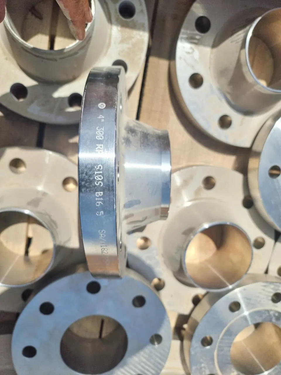 Steel flanges in assorted sizes